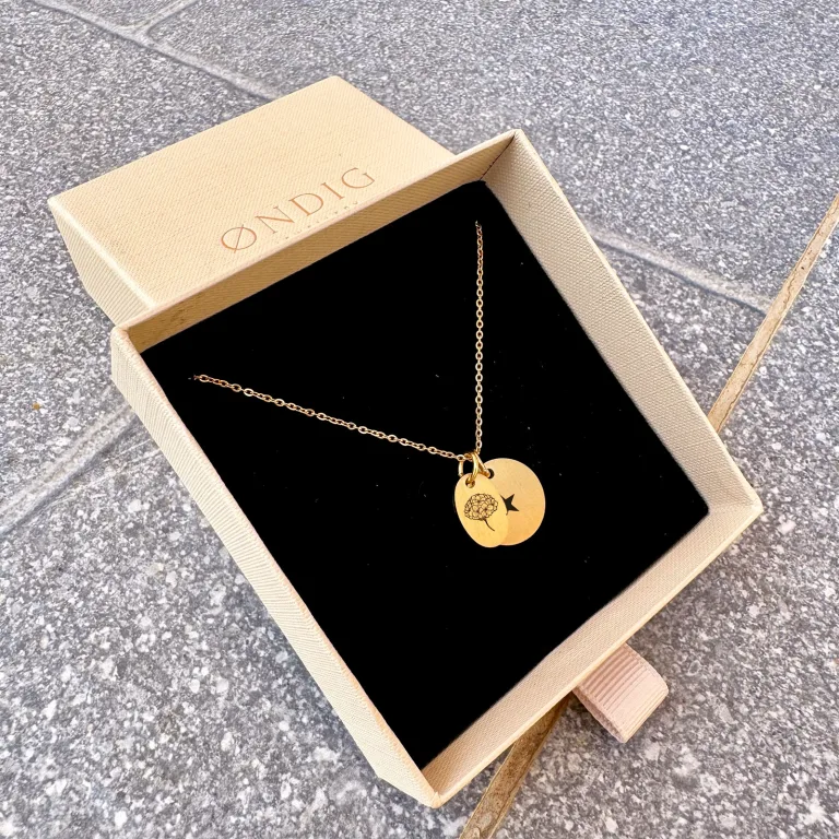 Hortensia Line Art på superellipse halskæde - Personligt Smykke fra Øndig Jewellery. Hortensia halskæde med din gravering