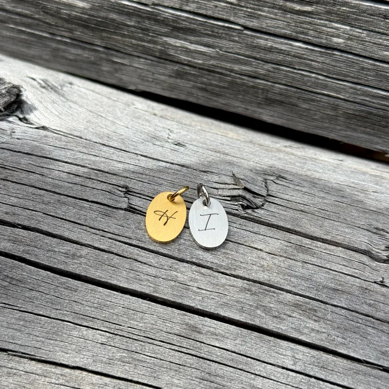 Kaligrafi bogstav på superellipse halskæde - Personligt Smykke fra Øndig Jewellery. Kaligrafi-bogstav på superellipsevedhæng