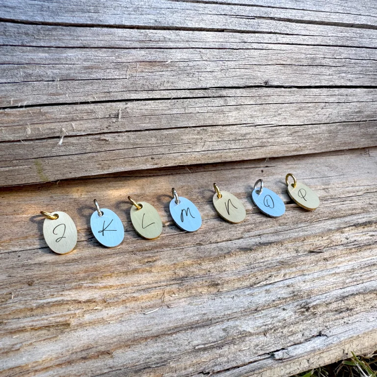 Kaligrafi bogstav på superellipse halskæde - Personligt Smykke fra Øndig Jewellery. Kaligrafi-bogstav på superellipsevedhæng