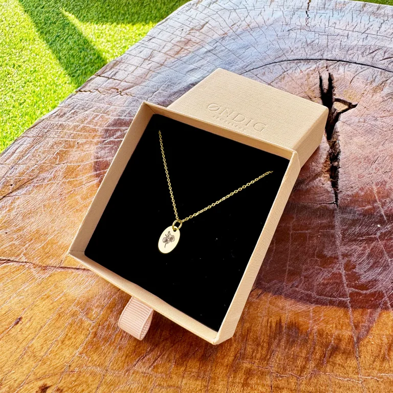 Orkide på superellipse halskæde - Personligt Smykke fra Øndig Jewellery. Orkidé-halskæde med din egen gravering
