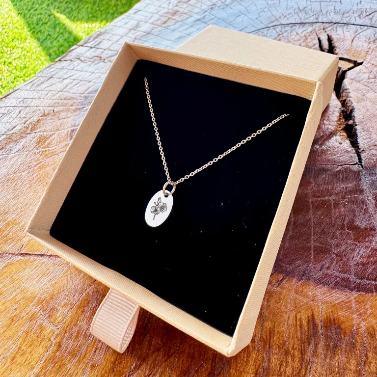 Orkide på superellipse halskæde - Personligt Smykke fra Øndig Jewellery. Orkidé-halskæde med din egen gravering