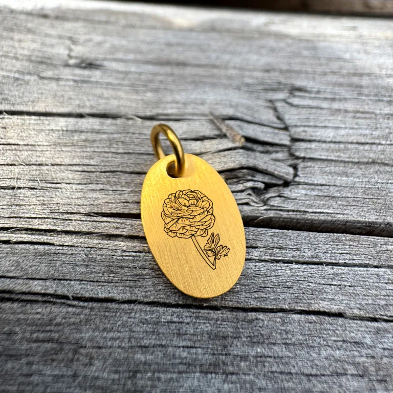 Ranunkel Line Art på superellipse halskæde - Personligt Smykke fra Øndig Jewellery. Ranunkel line art med personlig gravering