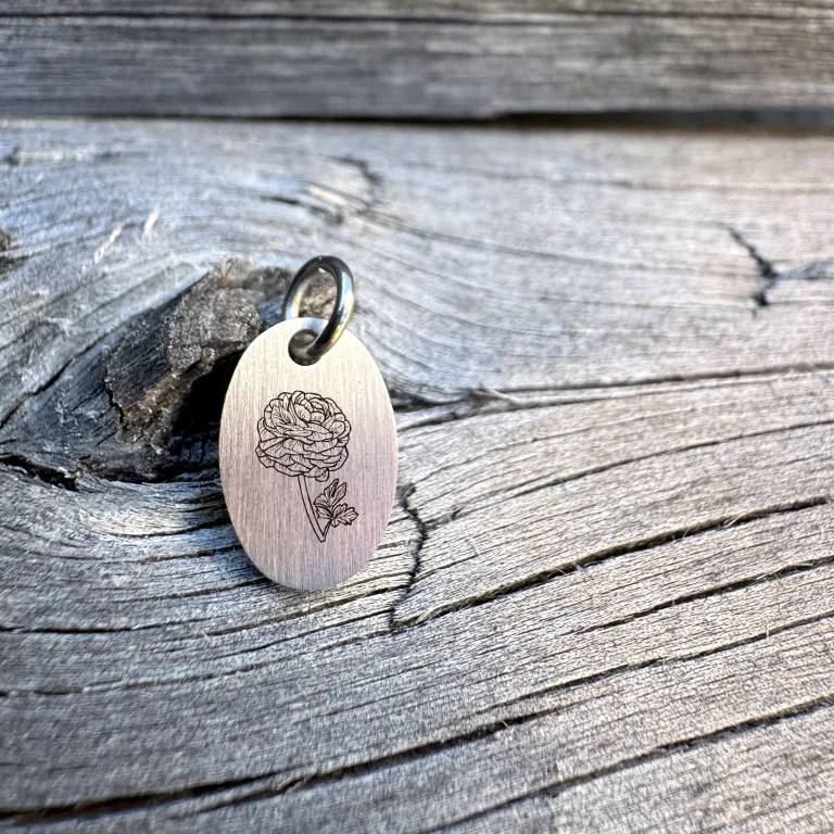 Ranunkel Line Art på superellipse halskæde - Personligt Smykke fra Øndig Jewellery. Ranunkel line art med personlig gravering