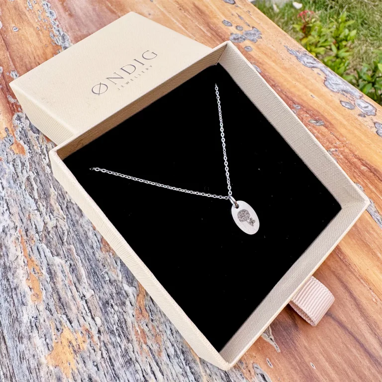 Ranunkel Line Art på superellipse halskæde - Personligt Smykke fra Øndig Jewellery. Ranunkel line art med personlig gravering
