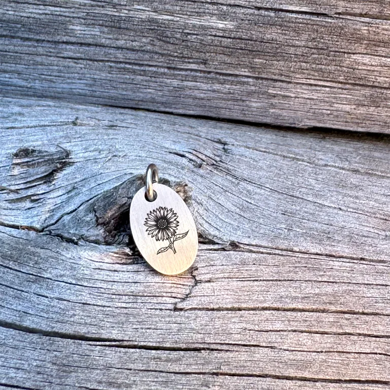 Solsikke på superellipse halskæde - Personligt Smykke fra Øndig Jewellery. Solsikkehalskæde med din egen gravering