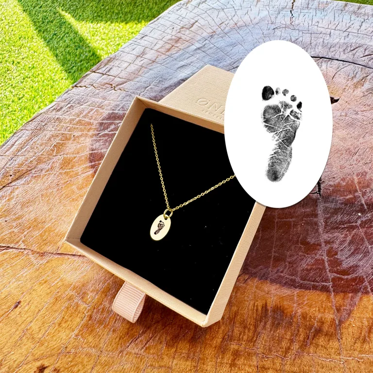 Indgraver fodaftryk på superellipse halskæde - Personligt Smykke fra Øndig Jewellery. Indgraveret babyfod på superellipsehalskæde
