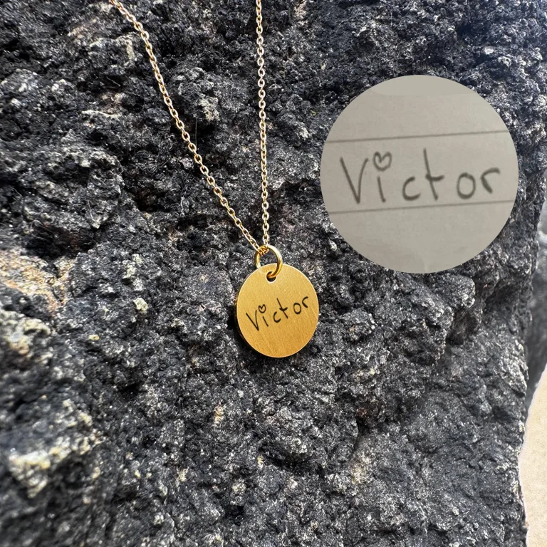 Håndskrevet navn på rundt smykke - Personligt Smykke fra Øndig Jewellery. Unikt minde i elegant dansk design