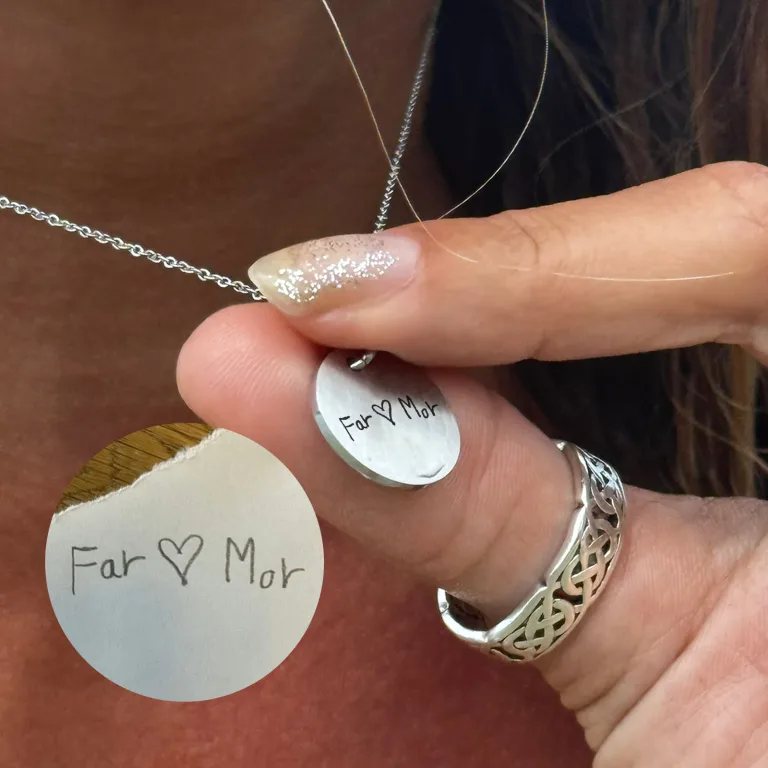 Håndskrevet navn på rundt smykke - Personligt Smykke fra Øndig Jewellery. Unikt minde i elegant dansk design