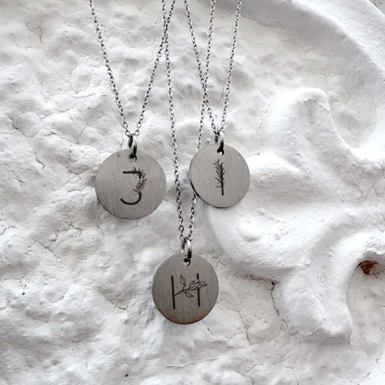 Halskæde med bogstav og blomster på rundt vedhæng - Personligt Smykke fra Øndig Jewellery. Personligt smykke med mindeværdi