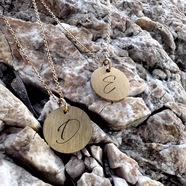Rundt vedhæng med kaligrafi bogstav i halskæde - Personligt Smykke fra Øndig Jewellery. Personligt mindesmykke for livet