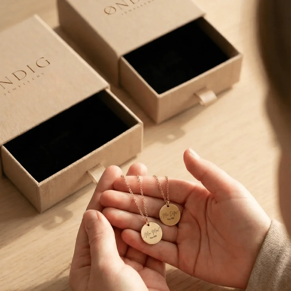 1.webp Min Mor & Min Datter halskæder - Personligt Smykke fra Øndig Jewellery. To halskæder, ét år, én fælles historie. Fra det øjeblik, hun blev din mor, og du blev hendes datter, blev et ubrydeligt bånd skabt mellem jer. Gavesæt med to halskæder, som leveres i smukke gaveæsker.