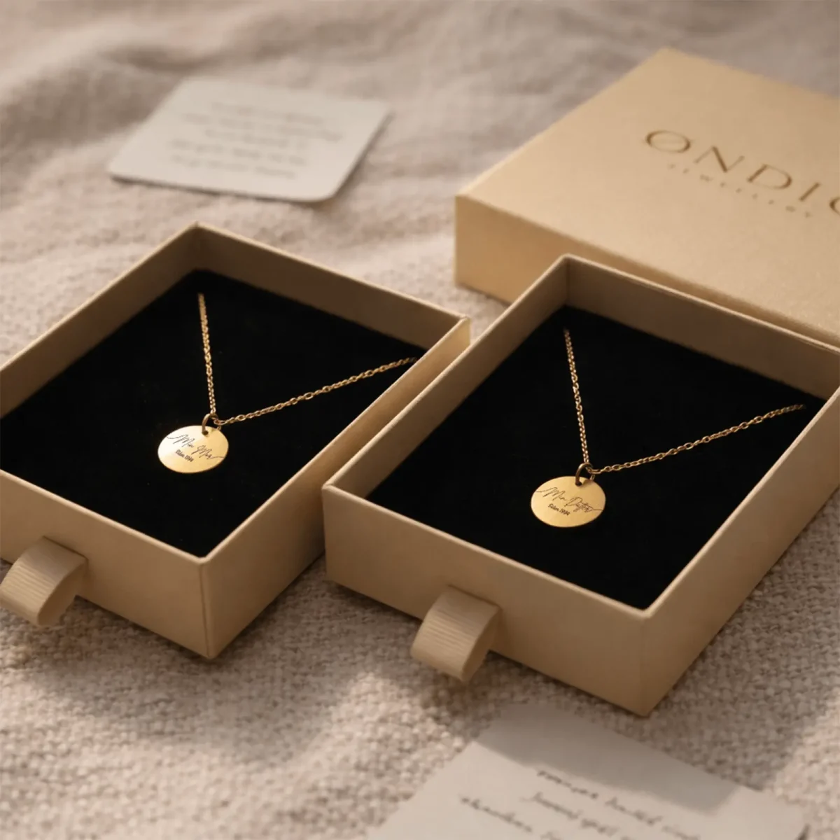 2.webp Min Mor & Min Datter halskæder - Personligt Smykke fra Øndig Jewellery. To halskæder, ét år, én fælles historie. Fra det øjeblik, hun blev din mor, og du blev hendes datter, blev et ubrydeligt bånd skabt mellem jer. Gavesæt med to halskæder, som leveres i smukke gaveæsker.