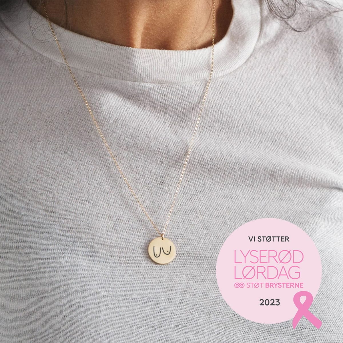 boob-afslappede-halskaede-rundt-t-cancer-brystkraeft-badge-jpg "Afslappede" Boobies Halskæde - Personligt Smykke fra Øndig Jewellery. Du støtter med 100 kr. til Støt Brysterne når du køber denne “Afslappede” Boobies Halskæde. Din støtte går direkte til forskning i brystkræft..