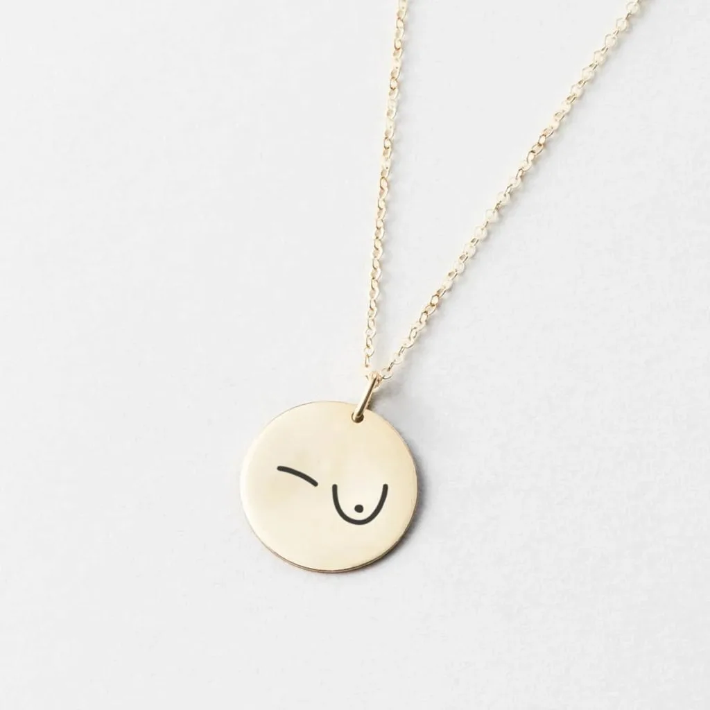 "En Enkelt" Boobies Halskæde - Personligt Smykke fra Øndig Jewellery. Du støtter med 100 kr. til Støt Brysterne når du køber denne “En Enkelt” Boobies Halskæde. Din støtte går direkte til forskning i brystkræft..