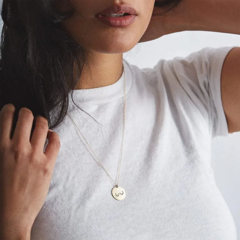 "Runde" Boobies Halskæde - Personligt Smykke fra Øndig Jewellery. Du støtter med 100 kr. til Støt Brysterne når du køber denne “Runde” Boobies Halskæde. Din støtte går direkte til forskning i brystkræft..