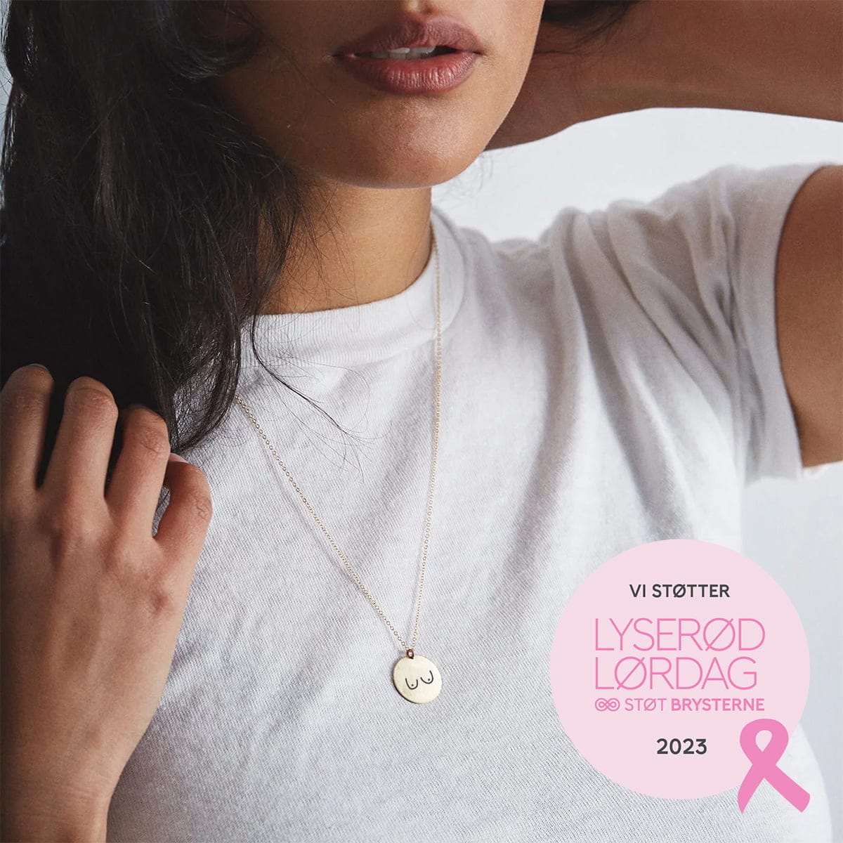 boob-runde-halskaede-rundt-vedh-t-cancer-brystkraeft-badge-jpg "Runde" Boobies Halskæde - Personligt Smykke fra Øndig Jewellery. Du støtter med 100 kr. til Støt Brysterne når du køber denne “Runde” Boobies Halskæde. Din støtte går direkte til forskning i brystkræft..