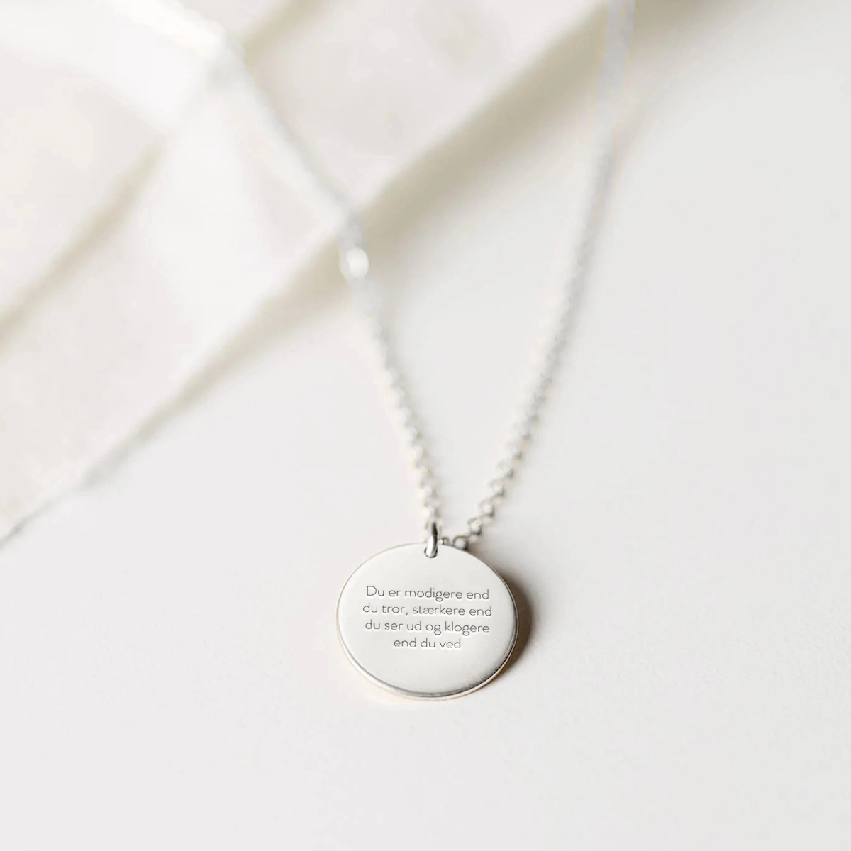 du-er-modigere-cirkel-closeup-product-image-oendig-01-webp Du er modigere end du tror, stærkere end du ser ud og klogere end du ved - halskæde - Personligt Smykke fra Øndig Jewellery. En styrkende besked, der opmuntrer til selvindsigt og selvtillid.