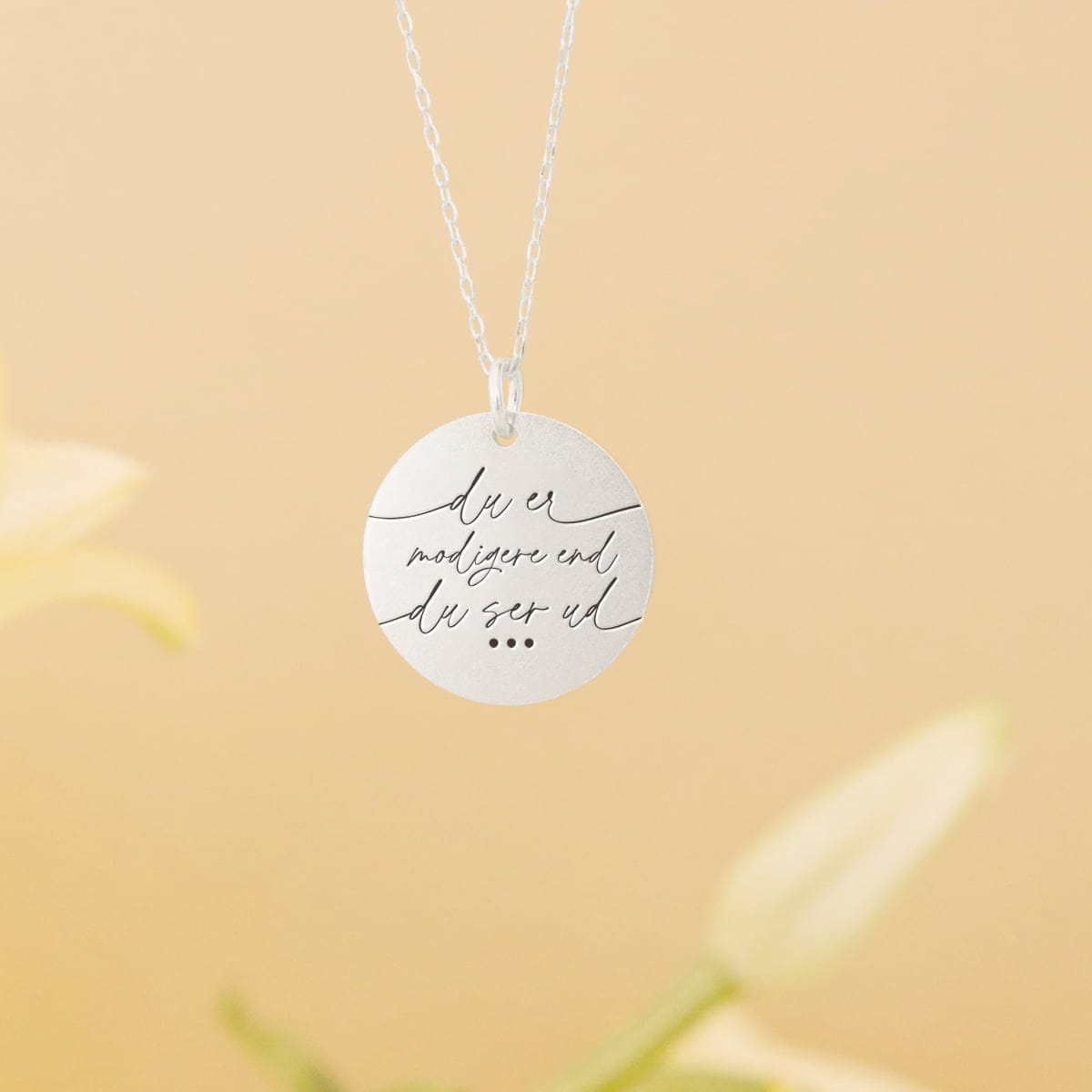 du-er-modigere-end-du-ser-ud-cirkel-product-image-oendig-03-jpg Du er modigere end du ser ud… - Personligt Smykke fra Øndig Jewellery. Bær modighedssymbol om halsen dagligt.