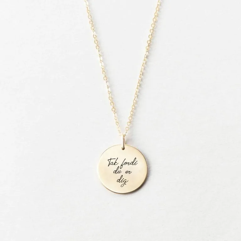 Håndskrevet besked på rundt vedhæng - Personligt Smykke fra Øndig Jewellery. Upload et billede af en håndskrevet besked og få indgraveret en nøjagtig gengivelse på denne smukke halskæde. Et minde frosset i tiden.