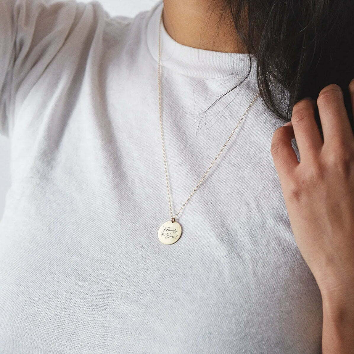 haandskrift-cirkel-halskaede-model-jpg Håndskrevet besked på rundt vedhæng - Personligt Smykke fra Øndig Jewellery. Upload et billede af en håndskrevet besked og få indgraveret en nøjagtig gengivelse på denne smukke halskæde. Et minde frosset i tiden.