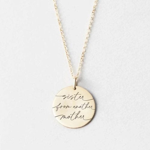 Sister from another mother - Personligt Smykke fra Øndig Jewellery. "Søsterhjerte: Tæt på hjertet, personligt indgraveret."