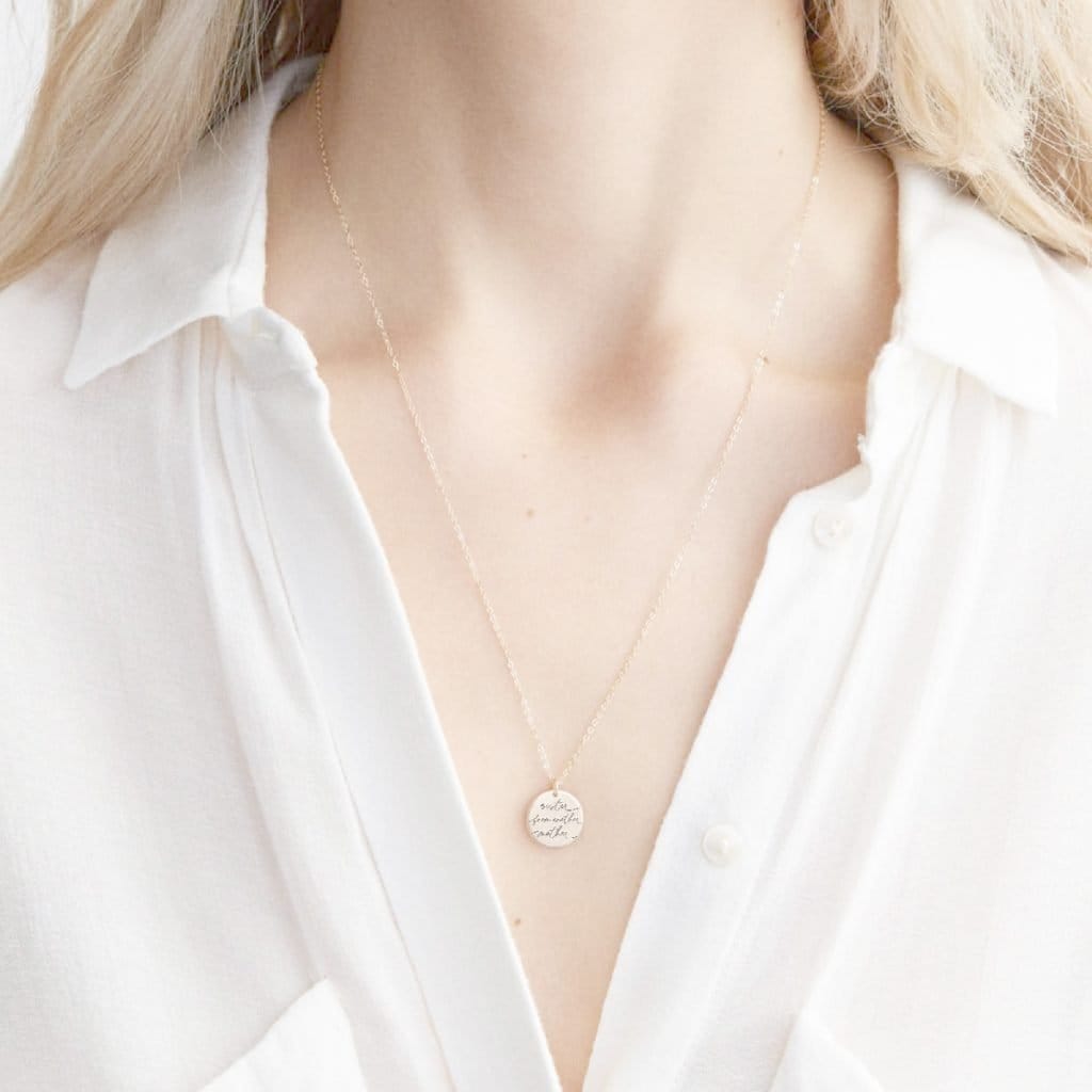 Sister from another mother - Personligt Smykke fra Øndig Jewellery. "Søsterhjerte: Tæt på hjertet, personligt indgraveret."