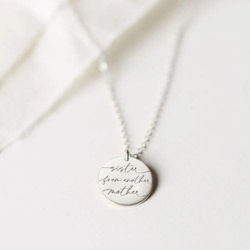 Sister from another mother - Personligt Smykke fra Øndig Jewellery. "Søsterhjerte: Tæt på hjertet, personligt indgraveret."