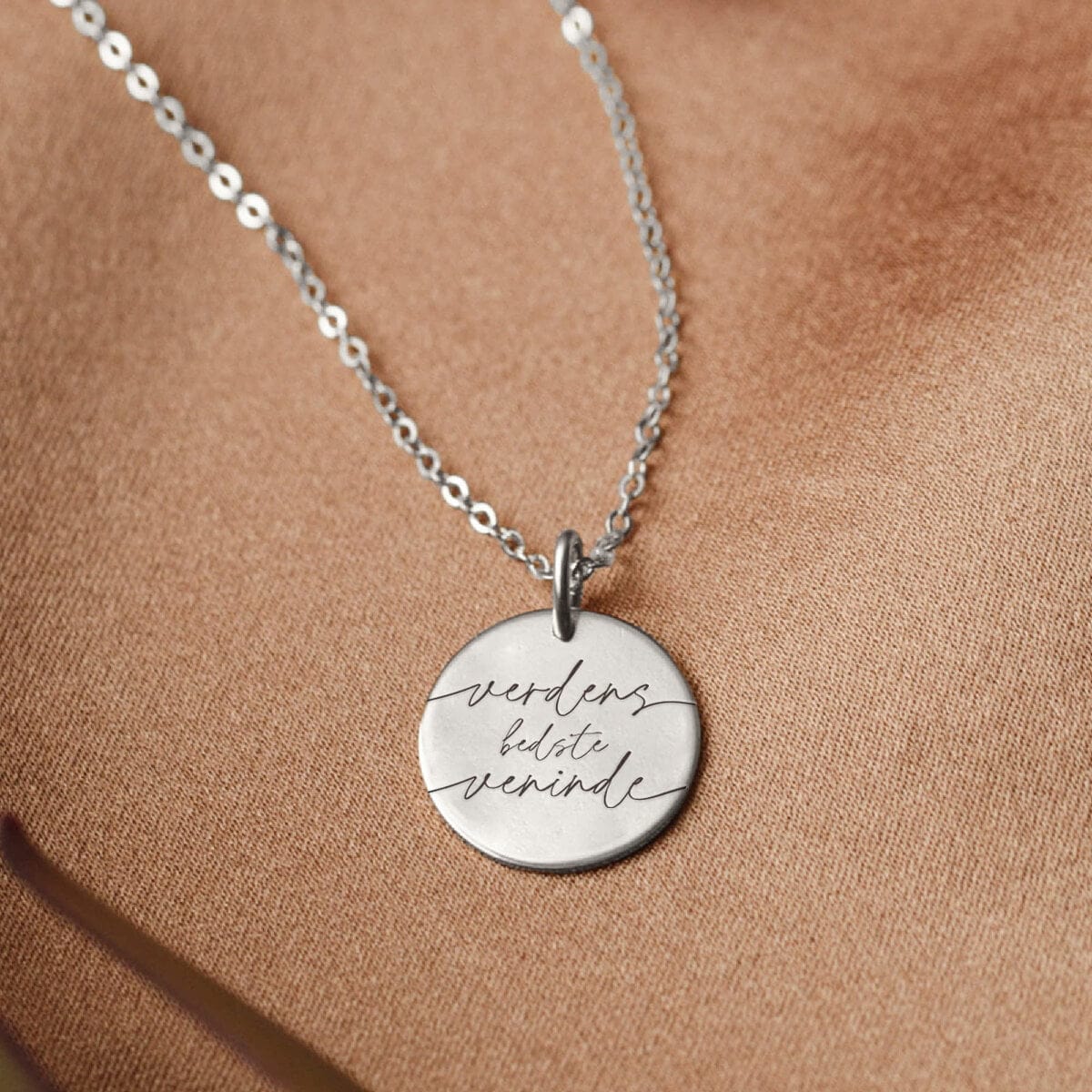 verdens-bedste-veninde-cirkel-product-image-oendig-03-jpg Verdens bedste veninde - Personligt Smykke fra Øndig Jewellery. Venindesmykke med personligt touch.