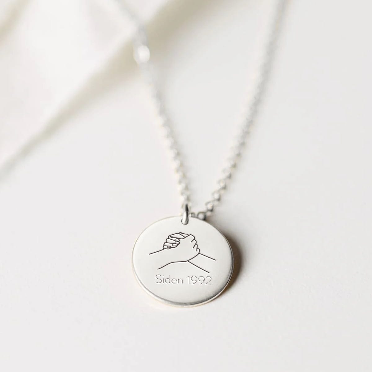 always-together-cirkel-product-image-oendig-03-jpg Always together - Personligt Smykke fra Øndig Jewellery. Føl jer altid sammen - personlig halskæde.