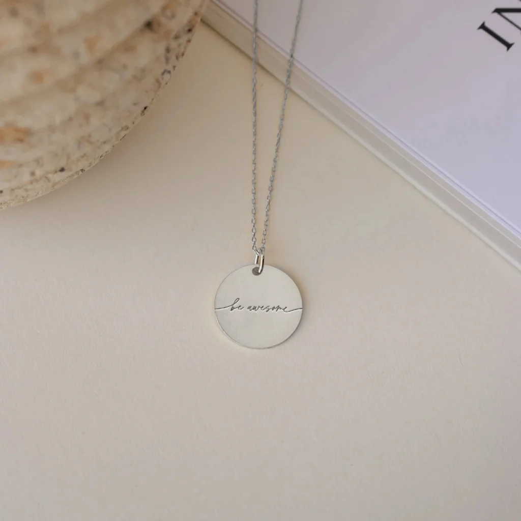 Be awesome - halskæde - Personligt Smykke fra Øndig Jewellery. En opløftende besked, der opmuntrer til at være din bedste selv.