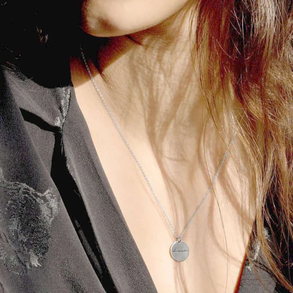 Be awesome - halskæde - Personligt Smykke fra Øndig Jewellery. En opløftende besked, der opmuntrer til at være din bedste selv.