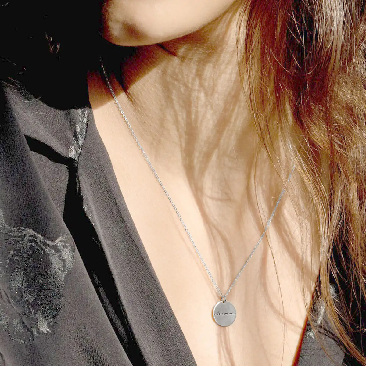 be-awesome-cirkel-far-product-image-oendig-02-webp Be awesome - halskæde - Personligt Smykke fra Øndig Jewellery. En opløftende besked, der opmuntrer til at være din bedste selv.