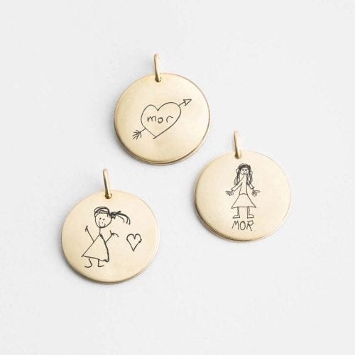 boernetegning-vedhaeng-eksempler-jpg Halskæde med dit barns børnetegning indgraveret - Personligt Smykke fra Øndig Jewellery. Upload et billede af dit barns egen tegning og få indgraveret en nøjagtig gengivelse.