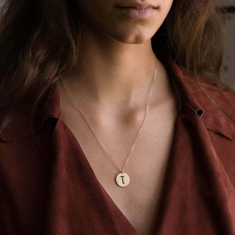 Rundt vedhæng med gotisk bogstav i halskæde - Personligt Smykke fra Øndig Jewellery. Vælg dit bogstav og få det indgraveret i moderne gotisk stil.
