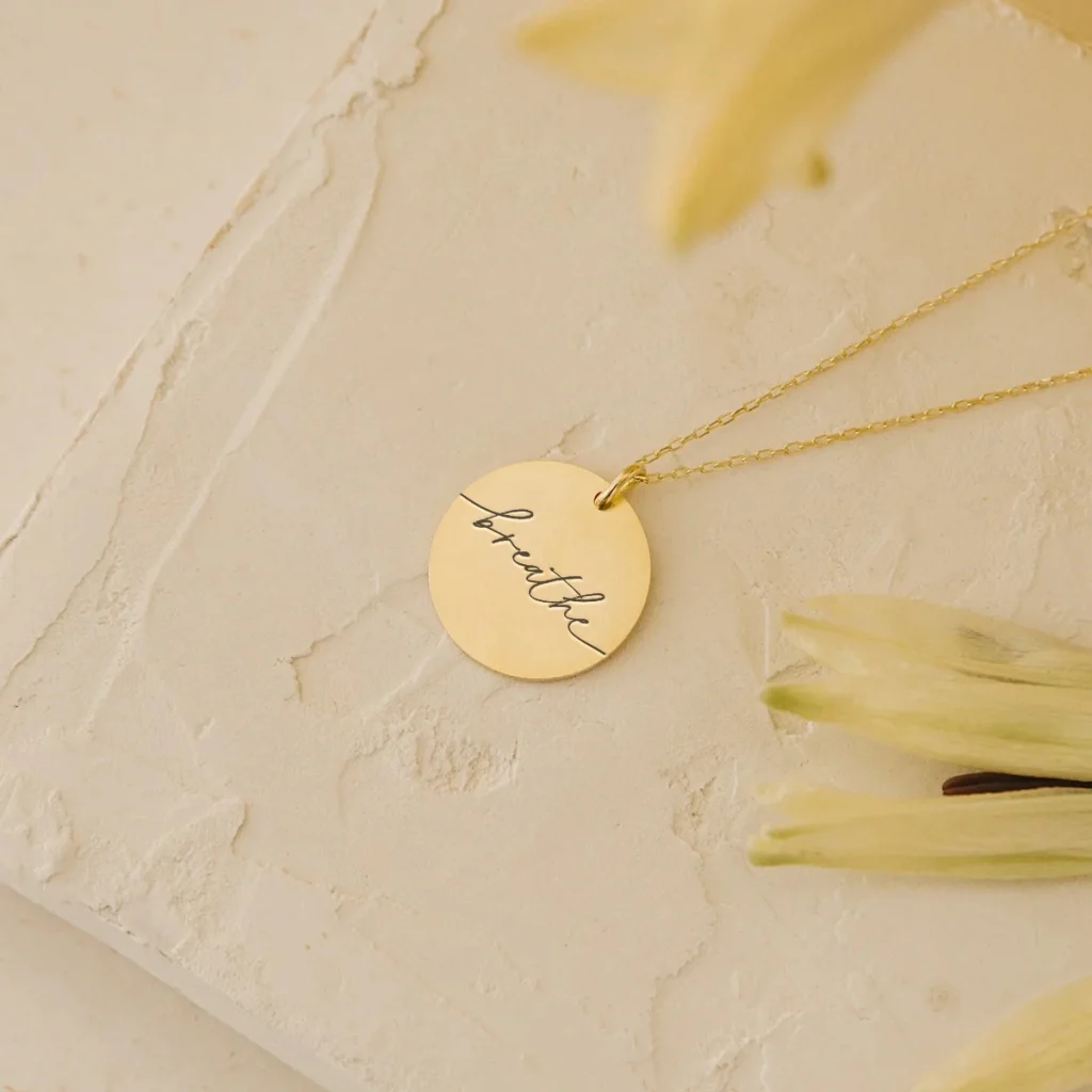 Breathe - halskæde - Personligt Smykke fra Øndig Jewellery. En simpel, men kraftfuld påmindelse om at trække vejret.