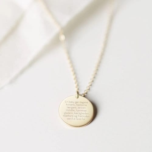 En baby gør dagene kortere, nætterne længere, lønnen mindre, hjemmet gladere, kærligheden stærkere og fremtiden værd at leve for. - Personligt Smykke fra Øndig Jewellery. Fejr livets mirakel med halskæde.