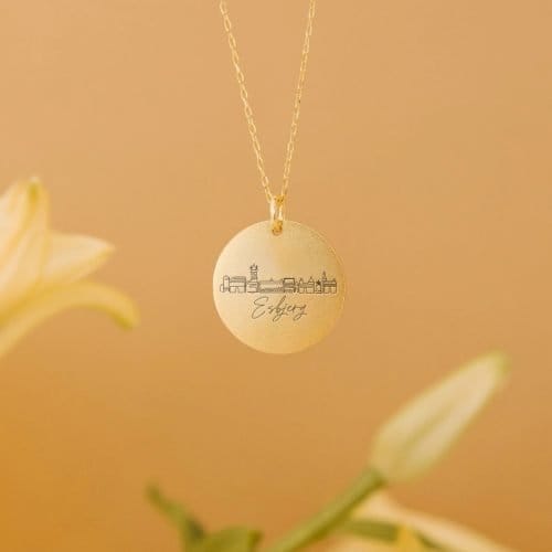 Esbjerg Skyline Line Art - Personligt Smykke fra Øndig Jewellery. Bær Esbjergs skønhed tæt på hjertet.