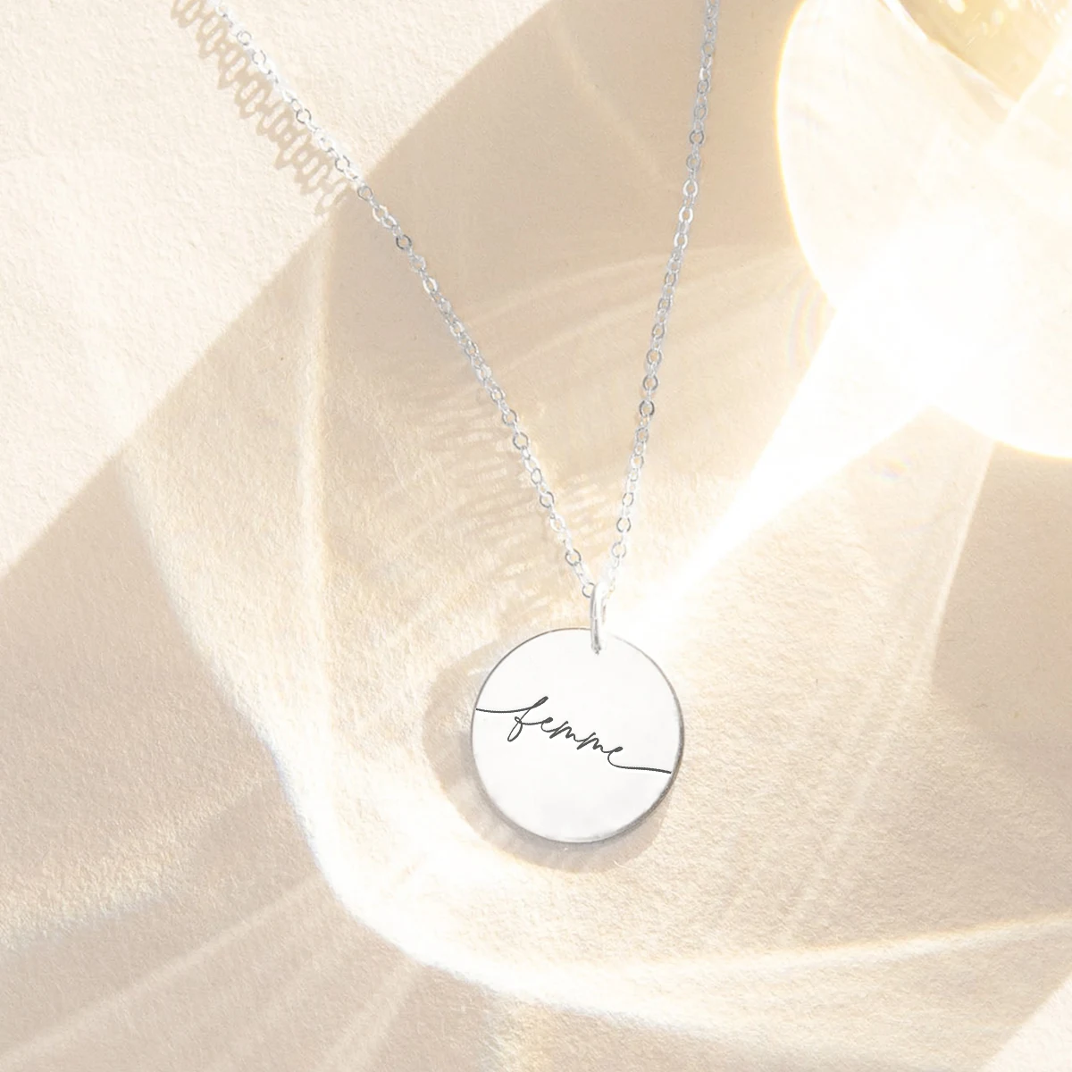 femme-cirkel-closeup-product-image-oendig-01-webp Femme - halskæde - Personligt Smykke fra Øndig Jewellery. En fejring af feminin styrke og skønhed.