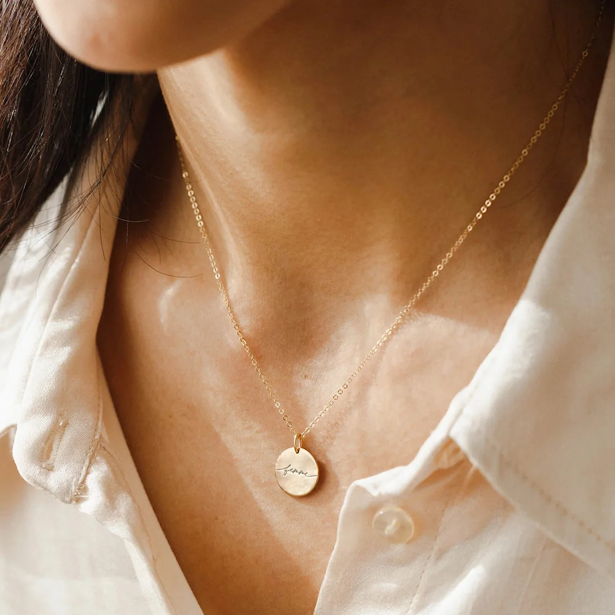 femme-cirkel-far-product-image-oendig-02-1-webp Femme - halskæde - Personligt Smykke fra Øndig Jewellery. En fejring af feminin styrke og skønhed.