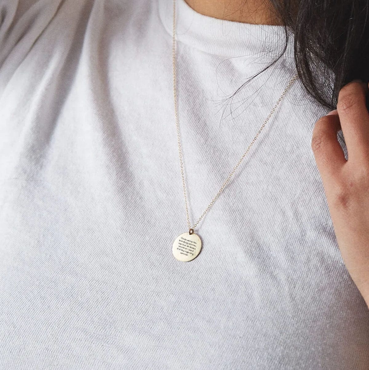 gode-venner-kan-lave-alting-sam-g-sammen-cirkel-guld-model-jpg Gode venner kan lave alting sammen, men kun de bedste venner er i stand til at lave ingenting sammen - halskæde - Personligt Smykke fra Øndig Jewellery. En hyldest til den komfort og lethed, der findes i ægte venskab.