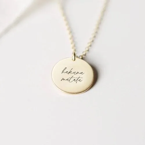 Hakuna Matata - halskæde - Personligt Smykke fra Øndig Jewellery. En let tilgang til livet, fanget i et smykke.