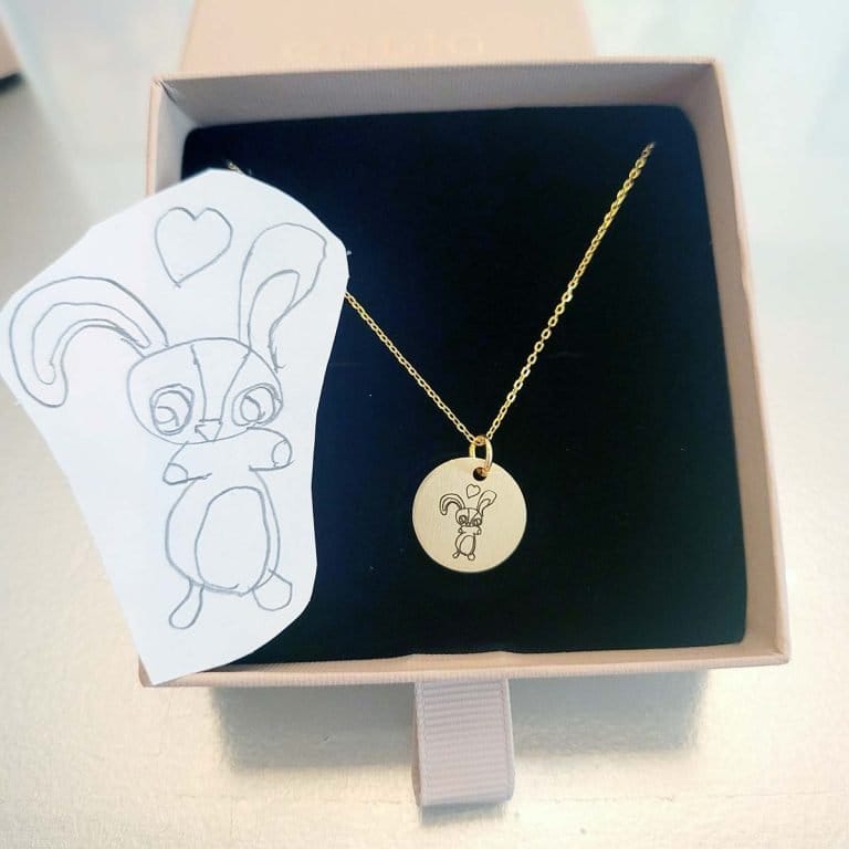 Halskæde med dit barns børnetegning indgraveret - Personligt Smykke fra Øndig Jewellery. Upload et billede af dit barns egen tegning og få indgraveret en nøjagtig gengivelse.