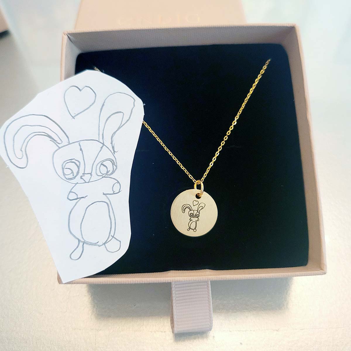 halskaede-med-boernetegning-oendig-jpg Halskæde med dit barns børnetegning indgraveret - Personligt Smykke fra Øndig Jewellery. Upload et billede af dit barns egen tegning og få indgraveret en nøjagtig gengivelse.