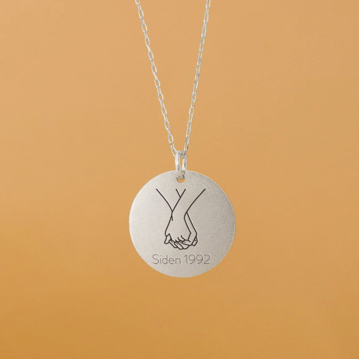 holding-hands-cirkel-product-image-oendig-03-jpg Holder dig i hånden - Personligt Smykke fra Øndig Jewellery. Nærvær og kærlighed tæt på hjertet.