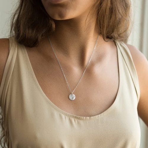 Holder dig i hånden - Personligt Smykke fra Øndig Jewellery. Nærvær og kærlighed tæt på hjertet.