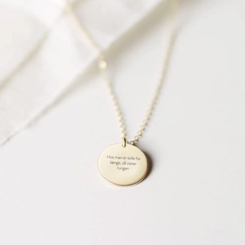 Hvis man er stille for længe, så visner tungen - halskæde - Personligt Smykke fra Øndig Jewellery. En tankevækkende sætning om vigtigheden af kommunikation.