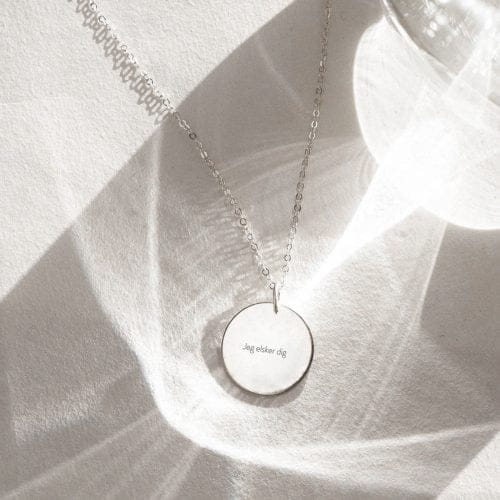 Jeg elsker dig - halskæde - Personligt Smykke fra Øndig Jewellery. Tre små ord med stor betydning, indkapslet i et smykke.