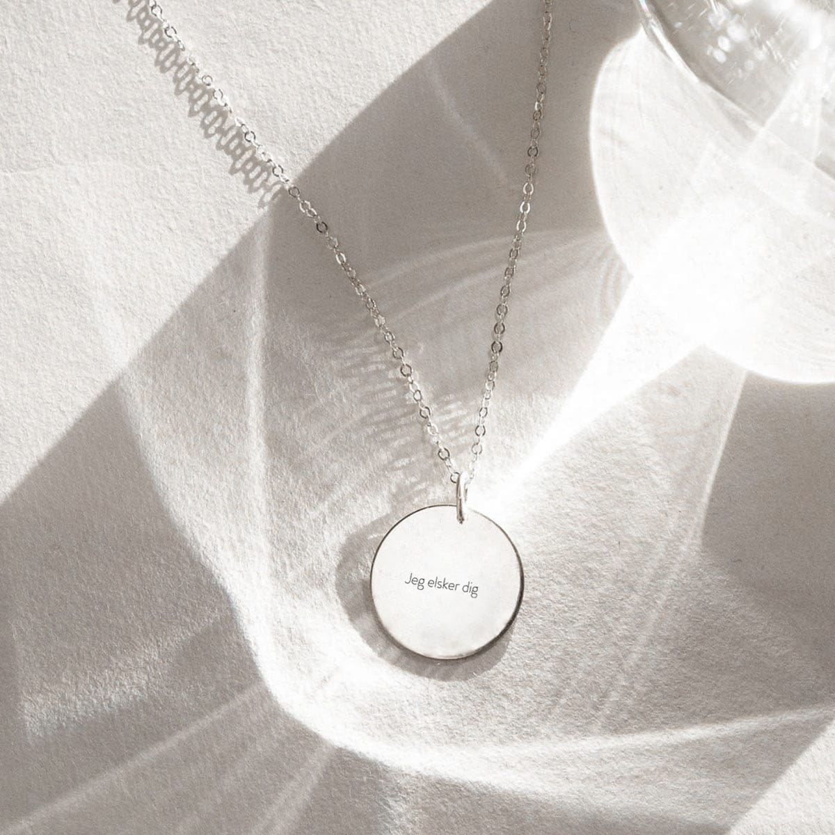 jeg-elsker-dig-cirkel-silver-jpg Jeg elsker dig - halskæde - Personligt Smykke fra Øndig Jewellery. Tre små ord med stor betydning, indkapslet i et smykke.