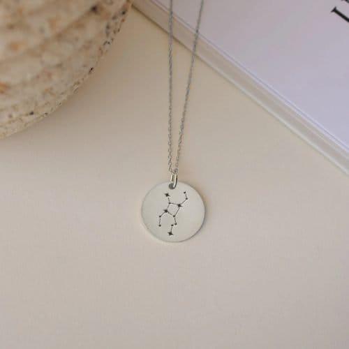 Jomfruen Stjernebillede - Personligt Smykke fra Øndig Jewellery. Bær universets magi om halsen.