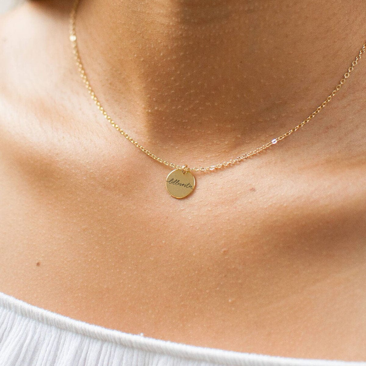 lillesoester-cirkel-guld-model-jpg Lillesøster - halskæde - Personligt Smykke fra Øndig Jewellery. En kærlig anerkendelse af den yngste i søskendeflokken.